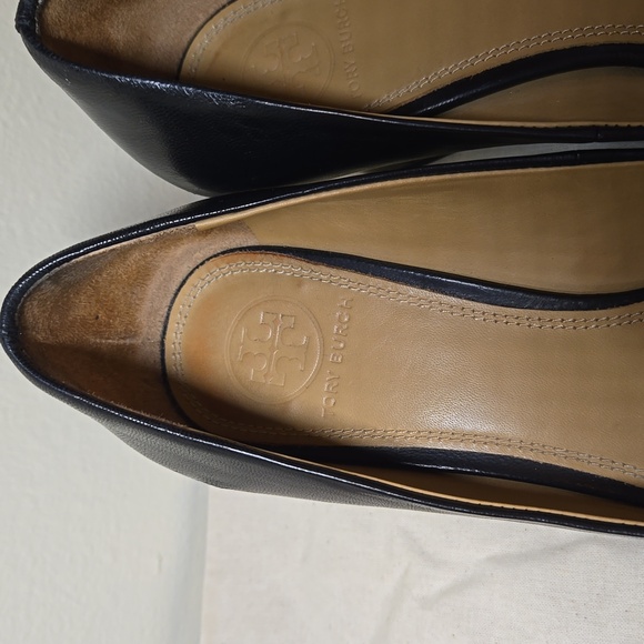 Tory Burch Chelsea Wedge Heel black with gold medallion logo - Picture 5 of 9